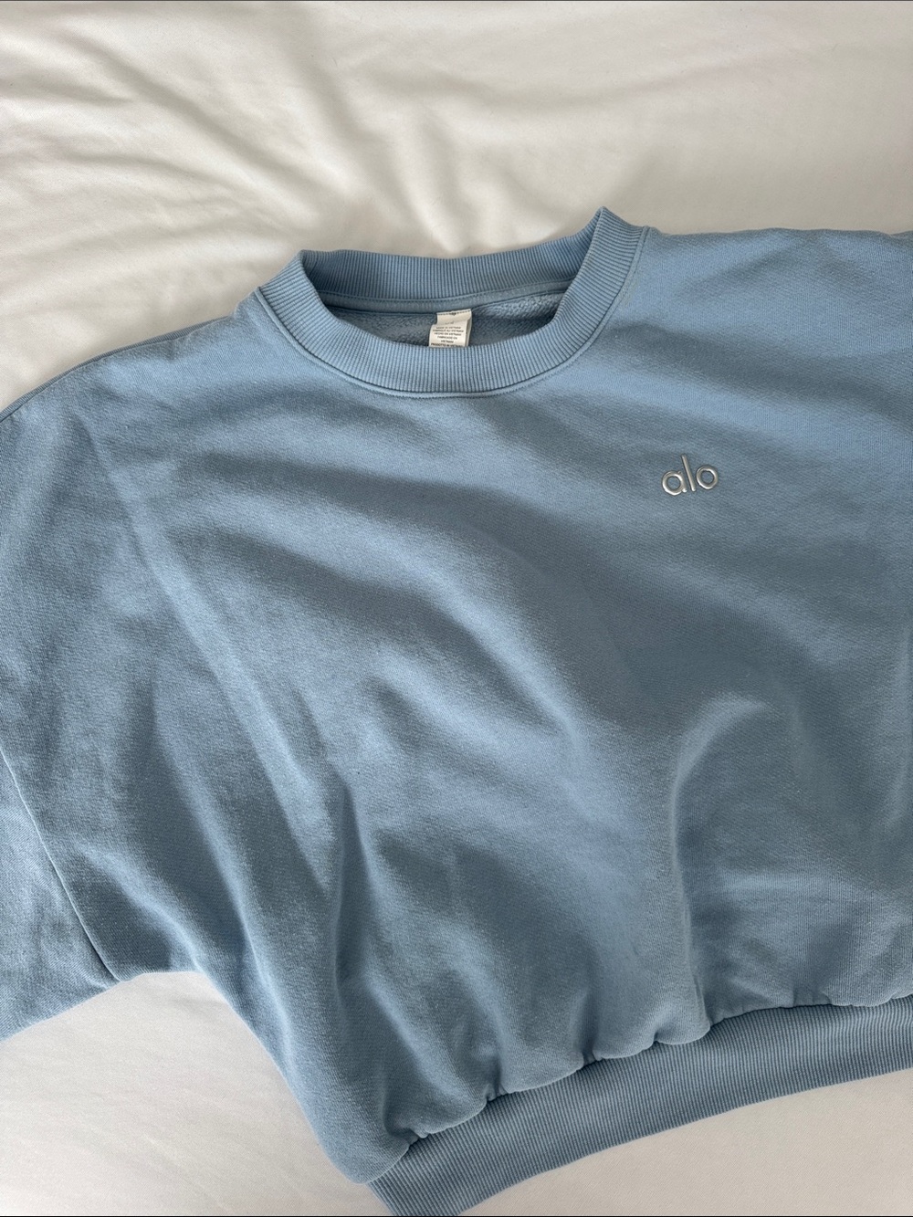 ALO Yoga Women's Dusty Blue Crop Crewneck Accolade Sweatshirt - Picture 4 of 7